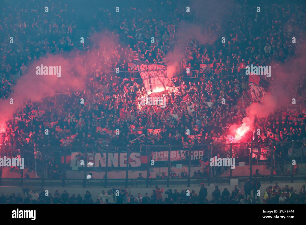 15 février 2024 Milan Italie - AC Milan vs stade Resnais FC Europe League 2023/2024 - Stadio San Siro - sur la photo : supporters de rennes avec feu Banque D'Images