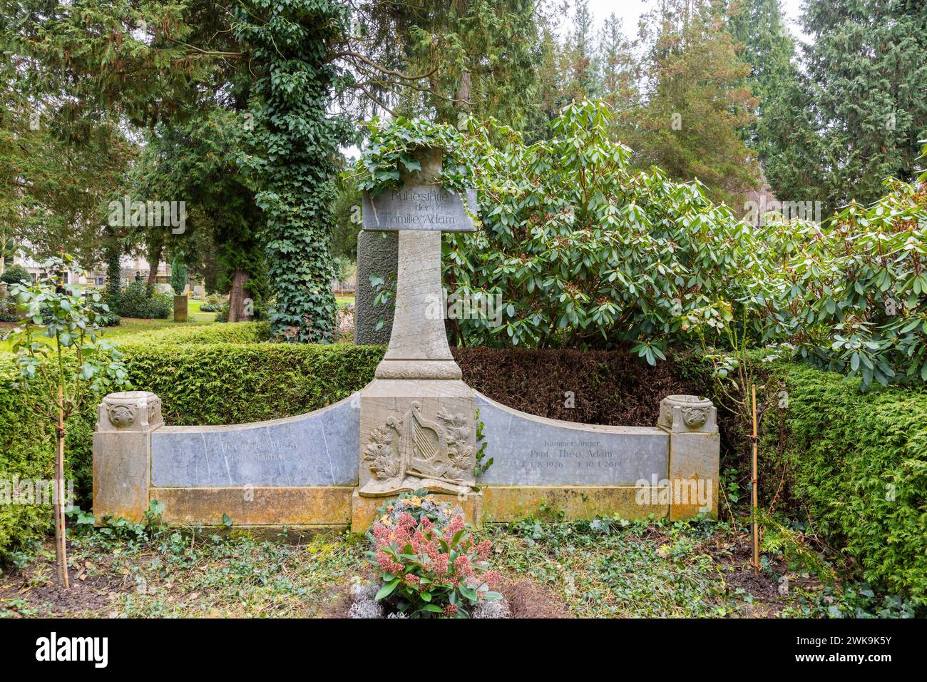 Loschwitzer Friedhof Der Loschwitzer Friedhof ist neben dem stillgelegten Kirchfriedhof der Loschwitzer Kirche die zweite, heute noch genutzte Begräbnisstätte des Dresdner Stadtteils Loschwitz. UM das Jahr 1800 eingeweiht steht er aufgrund zahlreicher wertvoller Künstlergräber seit 1985 unter Denkmalschutz. Theo Siegfried Adam War ein deutscher Opernsänger und -regisseur. Dresde Sachsen Deutschland *** cimetière de Loschwitz le cimetière de Loschwitz est le deuxième cimetière du district de Loschwitz à Dresde qui est encore utilisé aujourd'hui, à côté du cimetière de l'église désaffectée du CHU de Loschwitz Banque D'Images