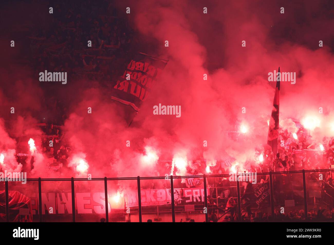 15 février 2024 Milan Italie - AC Milan vs stade Resnais FC Europe League 2023/2024 - Stadio San Siro - sur la photo : supporters de rennes avec feu Banque D'Images