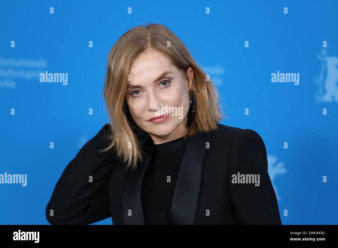 Berlin, Allemagne, 19 février 2024, l’actrice Isabelle Huppert à l’appel photo pour le film les besoins d’Un voyageur (Yeohaengjaui Pilyo) au 74ème Festival International du film de la Berlinale. Crédit photo : Doreen Kennedy / Alamy Live News. Banque D'Images