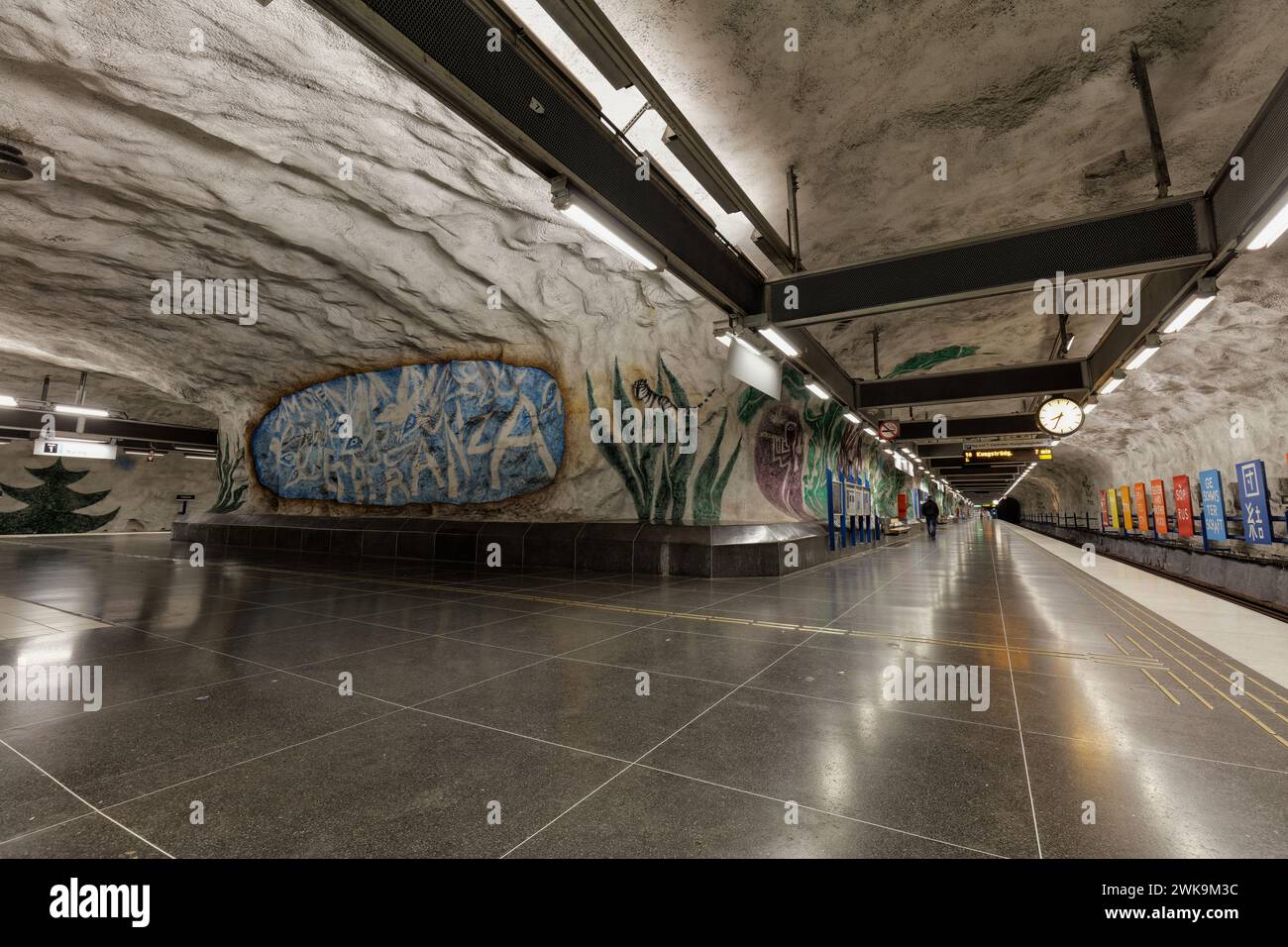 Métro Tensta, station de métro sur la ligne bleue Stockholm Tunnelbana à Tensta, Stockholm. Artistes : Helga Henschen et Arne Sedell. Banque D'Images