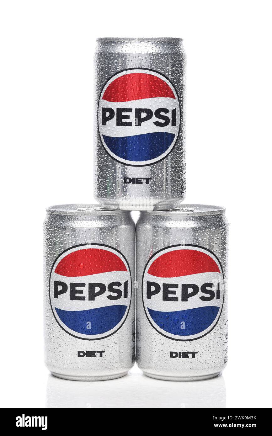 IRVINE, CALIFORNIE - 18 février 2024 : une pile de trois mini-boîtes de Pepsi Diet avec condensation. Banque D'Images