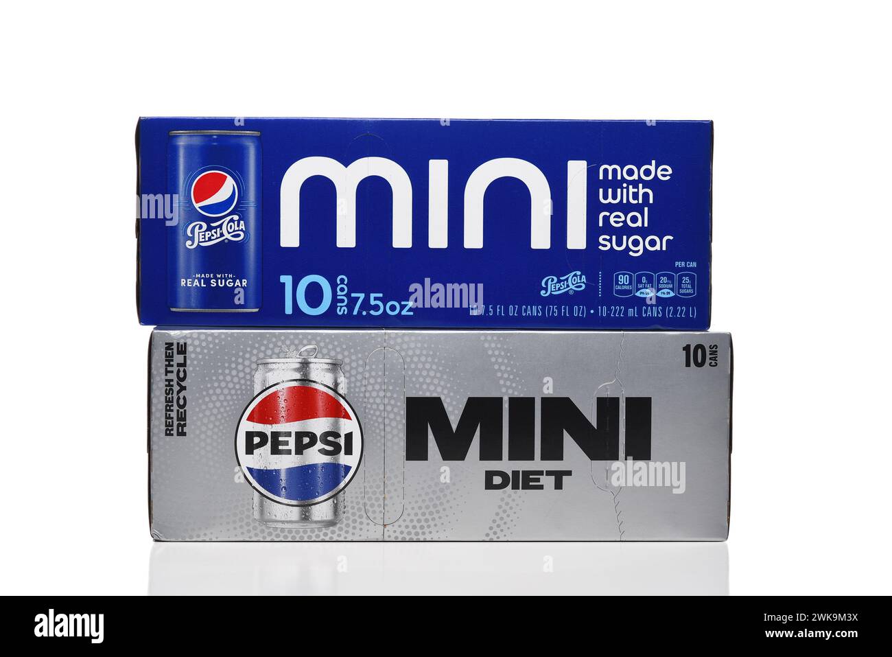 IRVINE, CALIFORNIE - 18 février 2024 : deux mini boîte Pepsi 10 paquets un vrai sucre et un régime. Banque D'Images