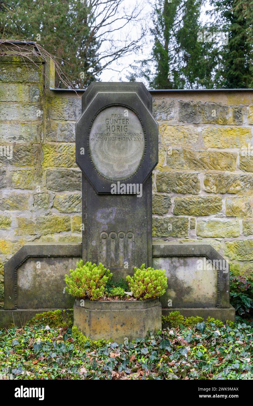 Loschwitzer Friedhof Der Loschwitzer Friedhof ist neben dem stillgelegten Kirchfriedhof der Loschwitzer Kirche die zweite, heute noch genutzte Begräbnisstätte des Dresdner Stadtteils Loschwitz. UM das Jahr 1800 eingeweiht steht er aufgrund zahlreicher wertvoller Künstlergräber seit 1985 unter Denkmalschutz. Günter Hörig War ein deutscher Jazz-pianiste, Hochschullehrer und Komponist. Dresde Sachsen Deutschland *** cimetière de Loschwitz le cimetière de Loschwitz est le deuxième cimetière du quartier de Loschwitz à Dresde encore en usage aujourd'hui, à côté du cimetière de l'église désaffectée du Loschwitz c Banque D'Images