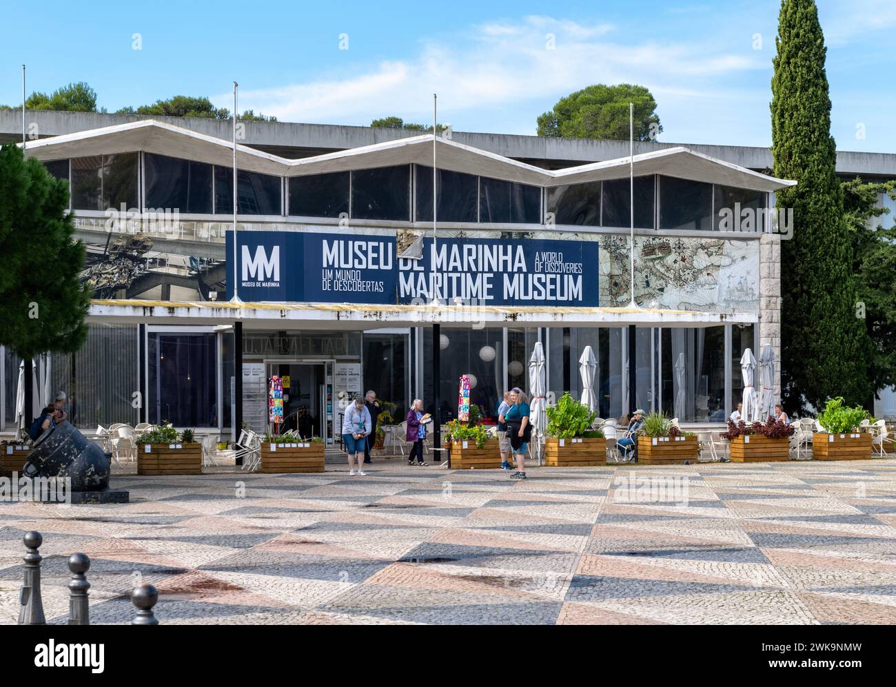 Devant le Musée maritime & Coffee Shop, Belem, Lisbonne, Portugal avec des gens assis à l'extérieur manger et boire Banque D'Images