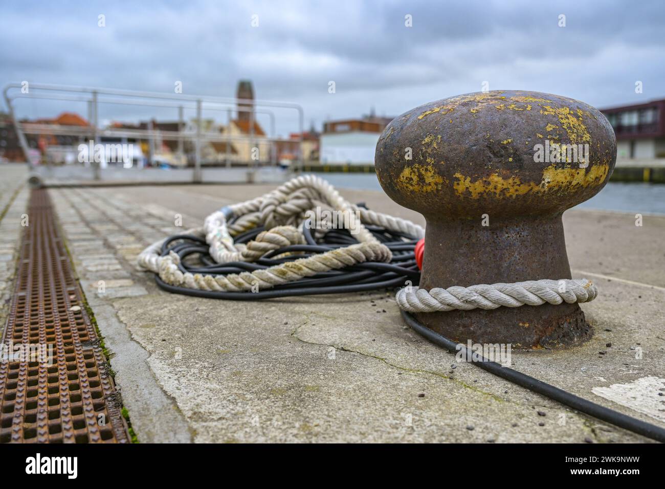 Borne avec corde et câble sur le quai dans le vieux port dans la ville hanséatique de Wismar sur la mer Baltique en Allemagne, tourisme et destination de voyage, Banque D'Images