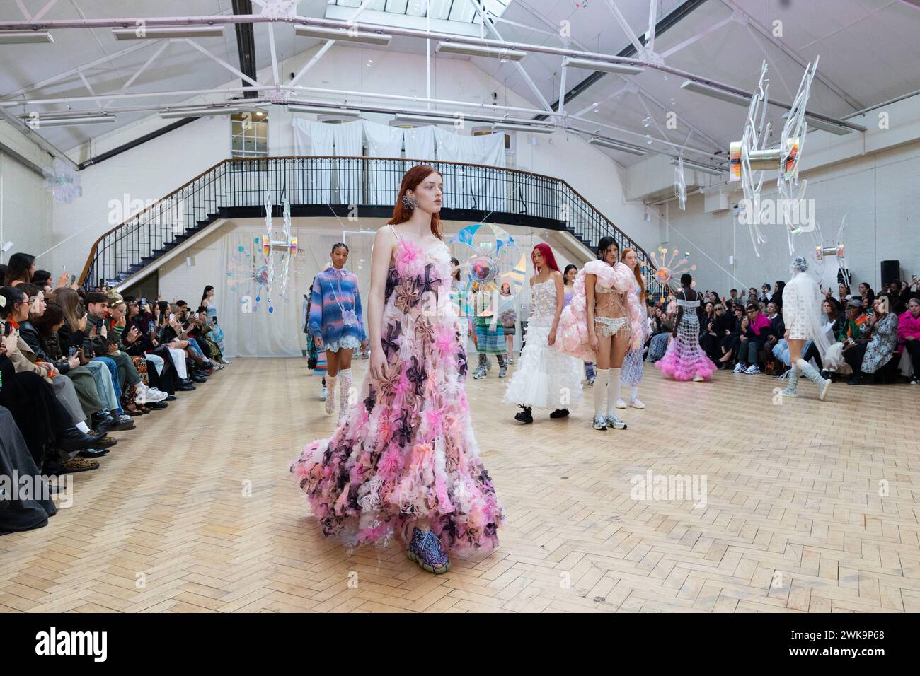 Londres, Royaume-Uni. 19 février 2024. Mannequins sur la passerelle au défilé Susan Fang AW24 dans le cadre de la Fashion week de Londres qui se tient à Yeomanry House. Crédit : Katie Collins/EMPICS/Alamy Live News Banque D'Images