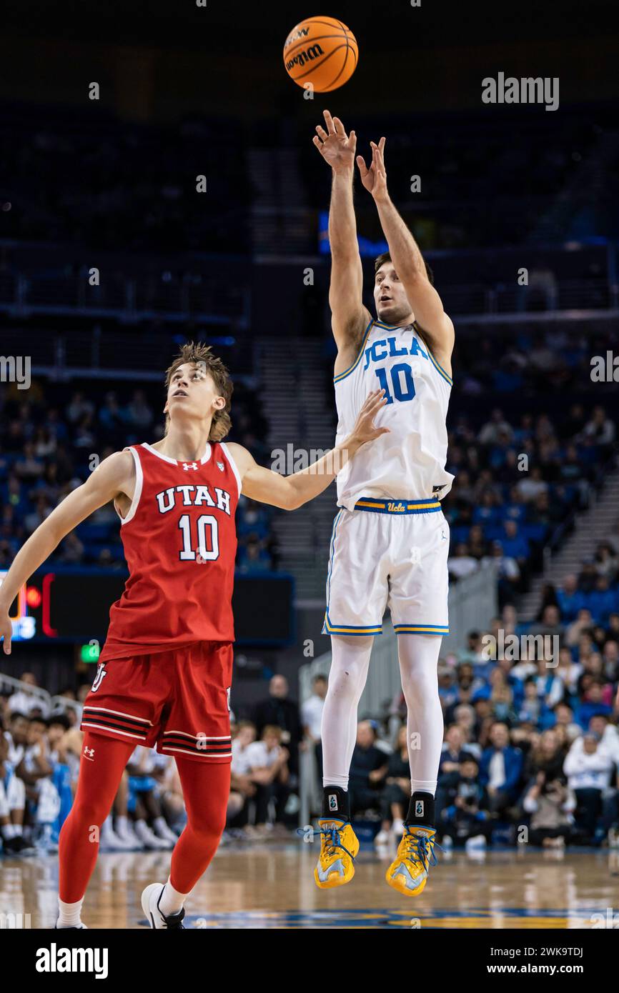 Lazar Stefanovic (10 ans), le garde des Bruins de l’UCLA, tire sur l’attaquant des Utah Jake Wahlin (10 ans) lors d’un match de basketball masculin de la NCAA, dimanche 18 février 2024, Banque D'Images