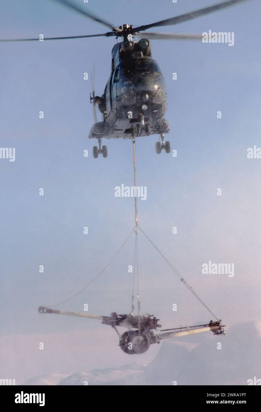 - Royal Air Force, un hélicoptère Westland Puma transporte une pièce d'artillerie pendant les exercices de l'OTAN en Norvège - Royal Air Force, un elicottero Westland Puma trasporta un pezzo di artiglieria durante esercitazioni NATO in Norvegia Banque D'Images