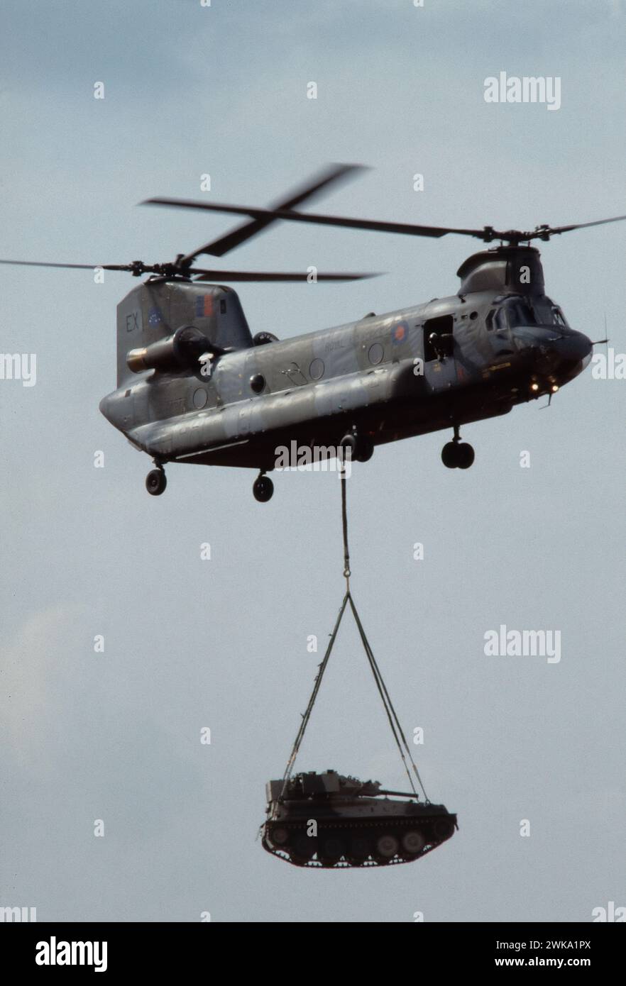 - Royal Air Force, un hélicoptère CH 47 Chinook transporte un char léger de la Renaissance 'Scimitar' pendant les exercices de l'OTAN - Royal Air Force, un elicottero CH 4 Chinook trasporta un carro armato leggero da ricognizione 'Scimitar' durante esercitazioni NATO Banque D'Images