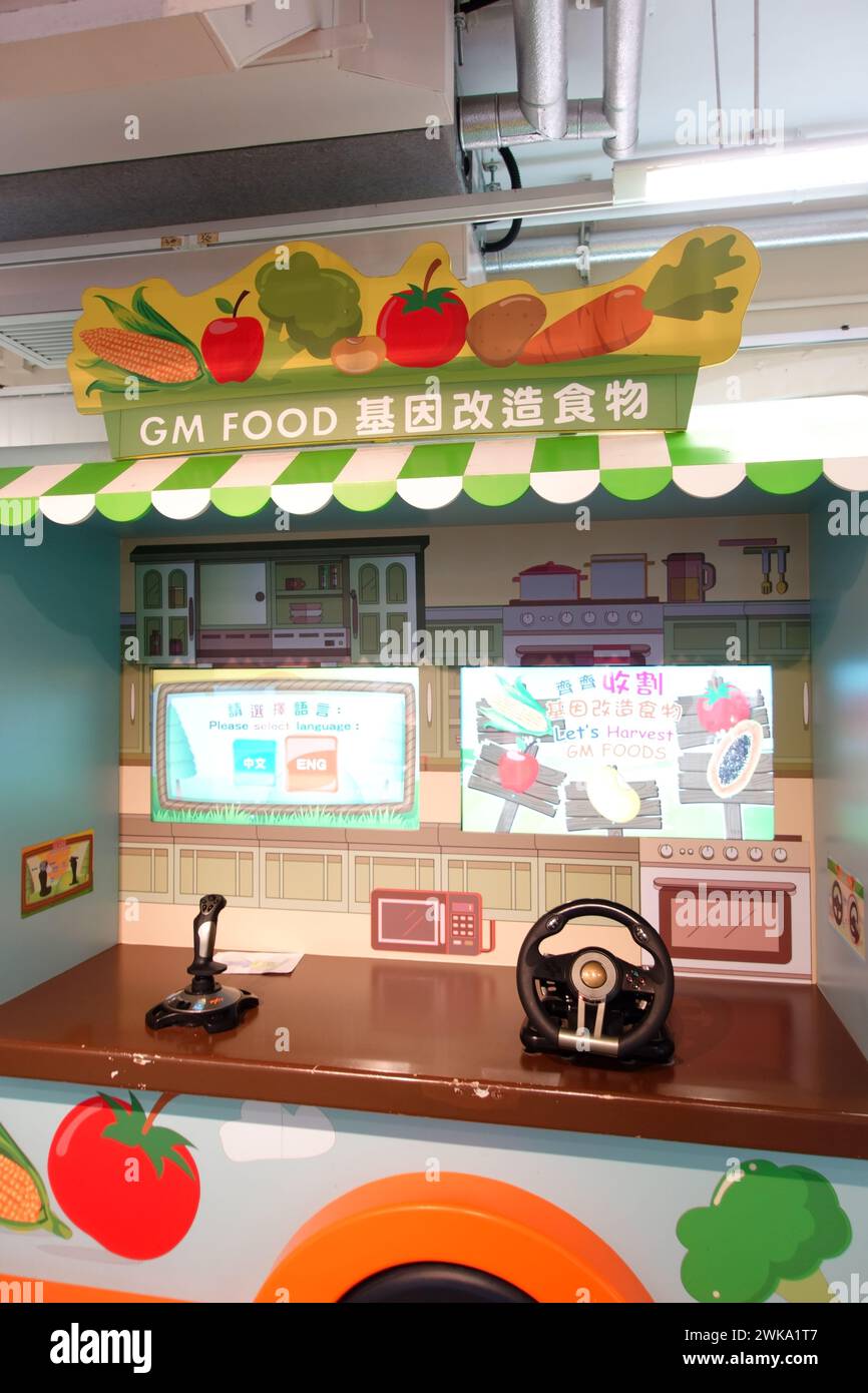 Hong Kong, Chine - 4 février 2024 : voiture de promotion des aliments génétiquement modifiés au Health Education Exhibition and Resource Centre. Banque D'Images