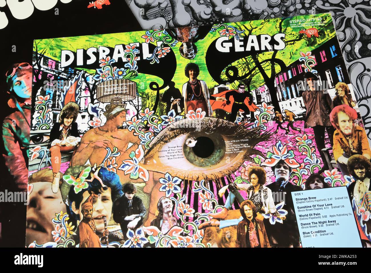 Viersen, Allemagne - 9 janvier. 2024 : gros plan sur l'album vinyle du groupe de rock britannique The Cream Back Cover Disraelei Gears de 1967 avec le succès Sunshine O. Banque D'Images