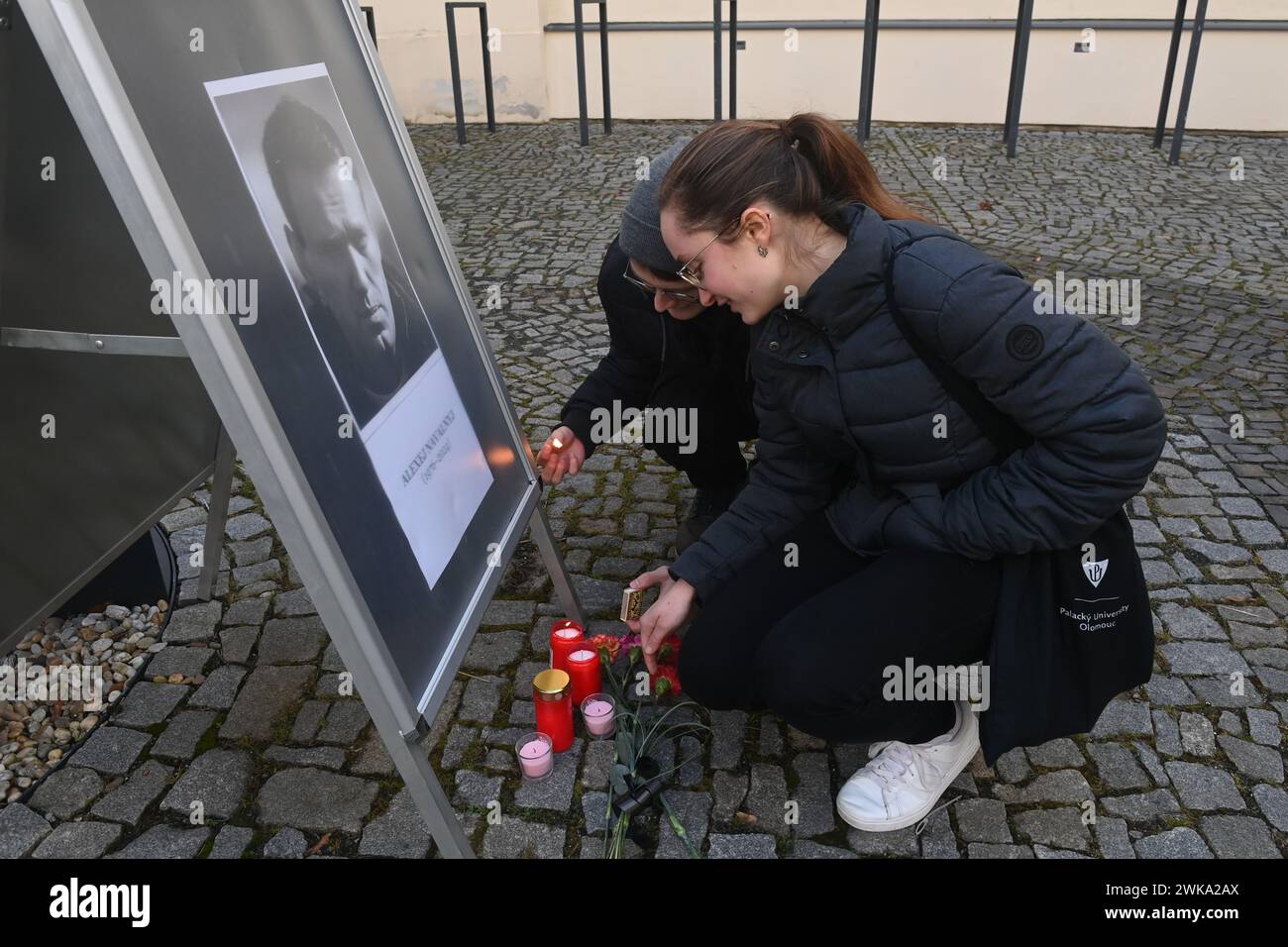 Olomouc, République tchèque. 19 février 2024. Les gens allument des bougies à la mémoire de l’homme politique de l’opposition russe Alexei Navalny, décédé dans un camp de prisonniers, à la Faculté des Arts de l’Université Palacky à Olomouc, République tchèque, le 19 février 2024. Crédit : Ludek Perina/CTK photo/Alamy Live News Banque D'Images