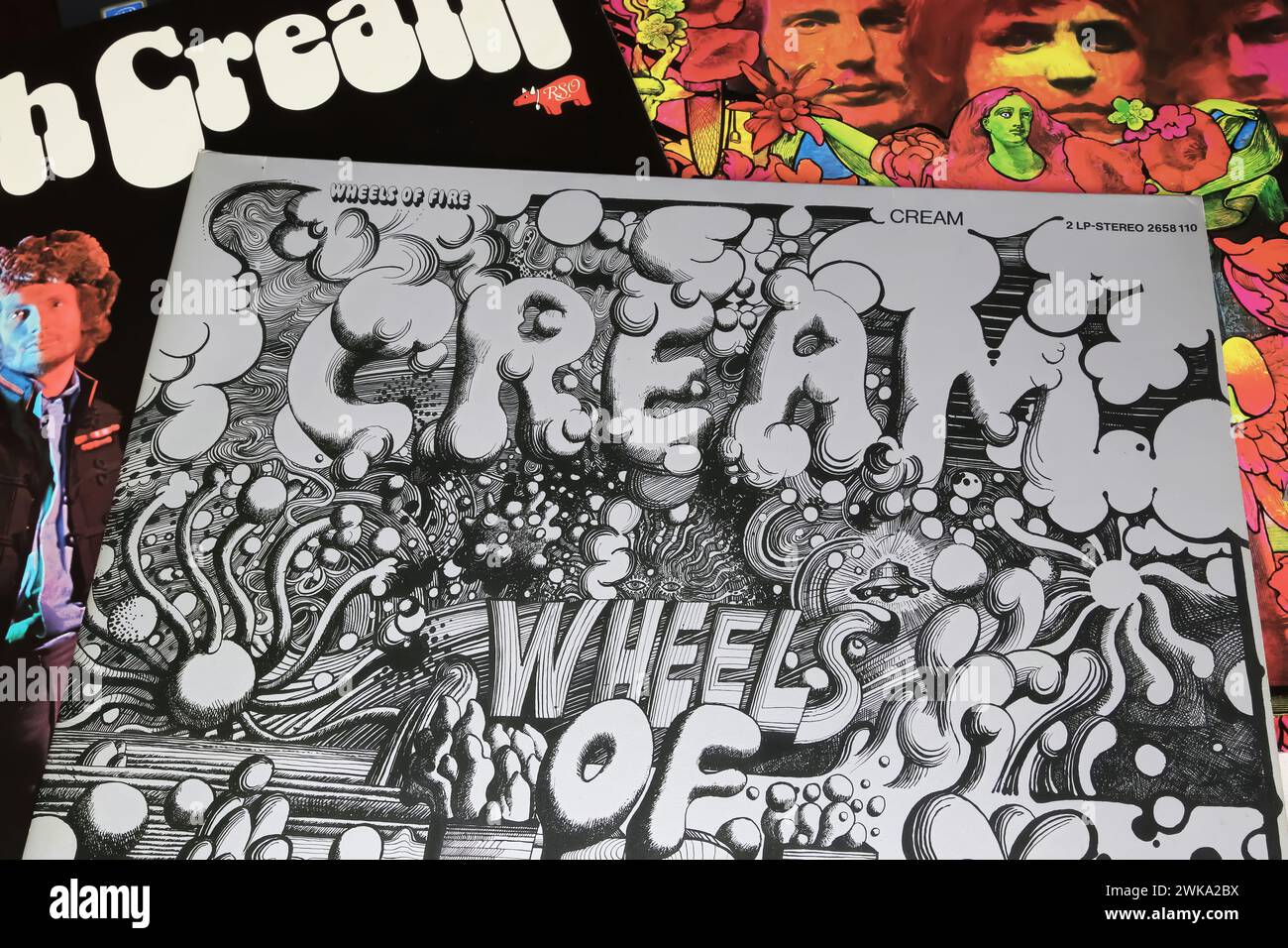 Viersen, Allemagne - 9 janvier. 2024 : gros plan sur l'album vinyle du groupe de rock britannique The Cream Cover Wheels of Fire de 1968 Banque D'Images