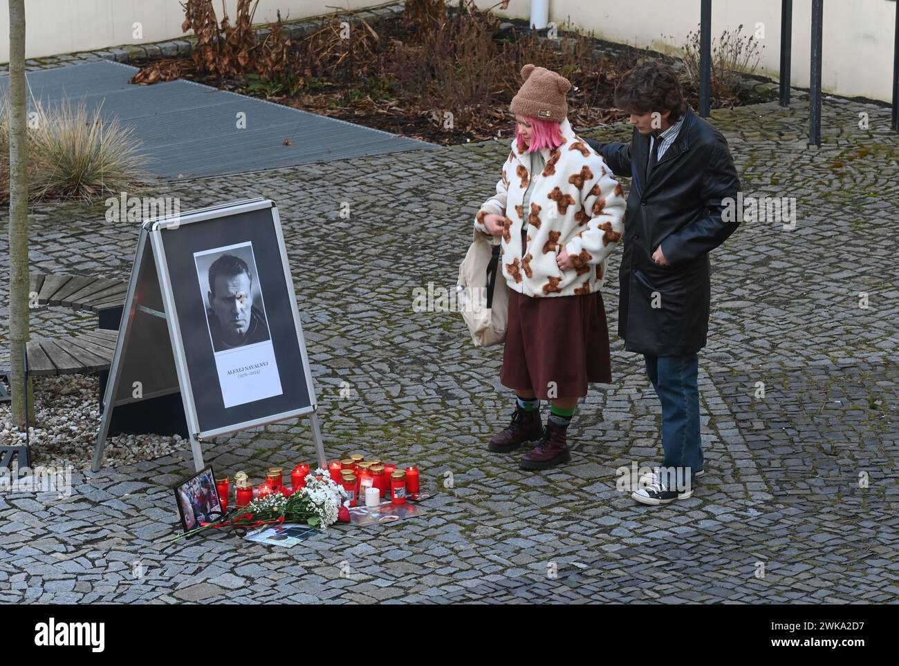 Olomouc, République tchèque. 19 février 2024. Les gens allument des bougies à la mémoire de l’homme politique de l’opposition russe Alexei Navalny, décédé dans un camp de prisonniers, à la Faculté des Arts de l’Université Palacky à Olomouc, République tchèque, le 19 février 2024. Crédit : Ludek Perina/CTK photo/Alamy Live News Banque D'Images