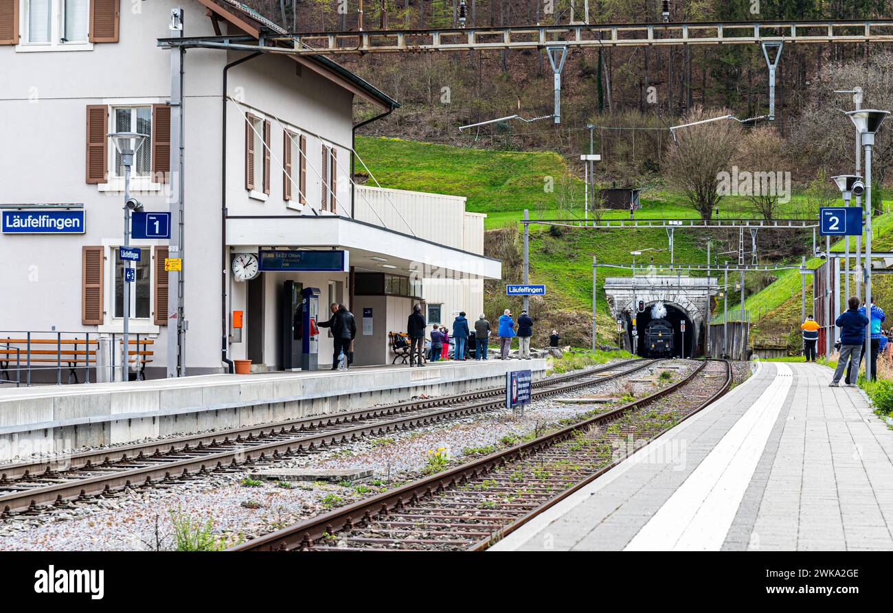 Die Dampflok SBB C 5/6 fährt auf der alten Hauensteinstrecke von Olten kommend in den Bahnhof Läufelingen ein. (Läufelfingen, Schweiz, 22.04.2023) Banque D'Images