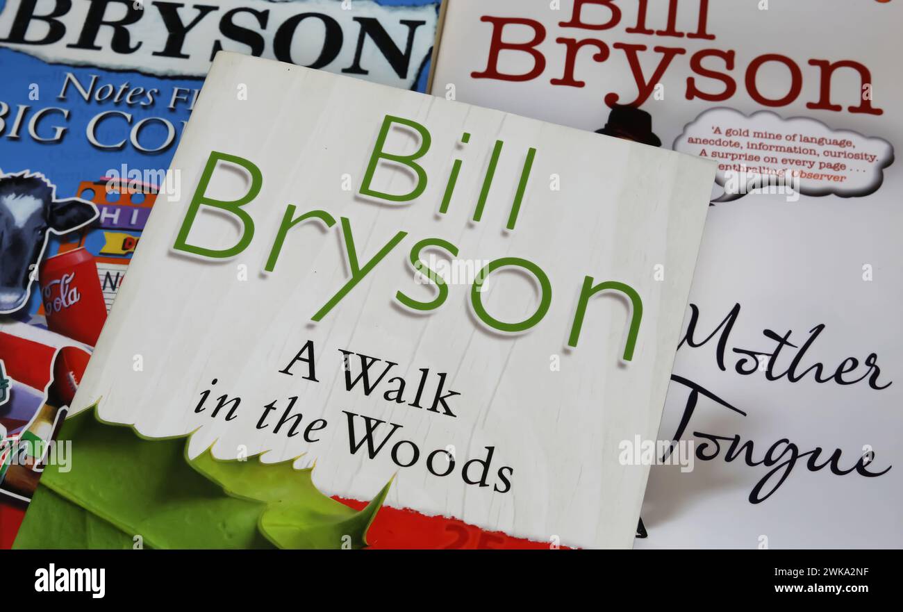 Viersen, Allemagne - 9 janvier. 2024 : gros plan des livres de Bill Bryson couvrent Une promenade dans les bois Banque D'Images