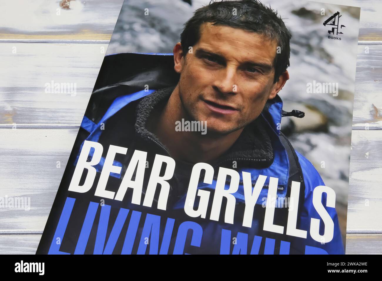 Viersen, Allemagne - 9 janvier. 2024 : gros plan de l'expert en survie Bear Grylls livre cover Living Wild, Scouting and Fieldcraft guide 2012 Banque D'Images