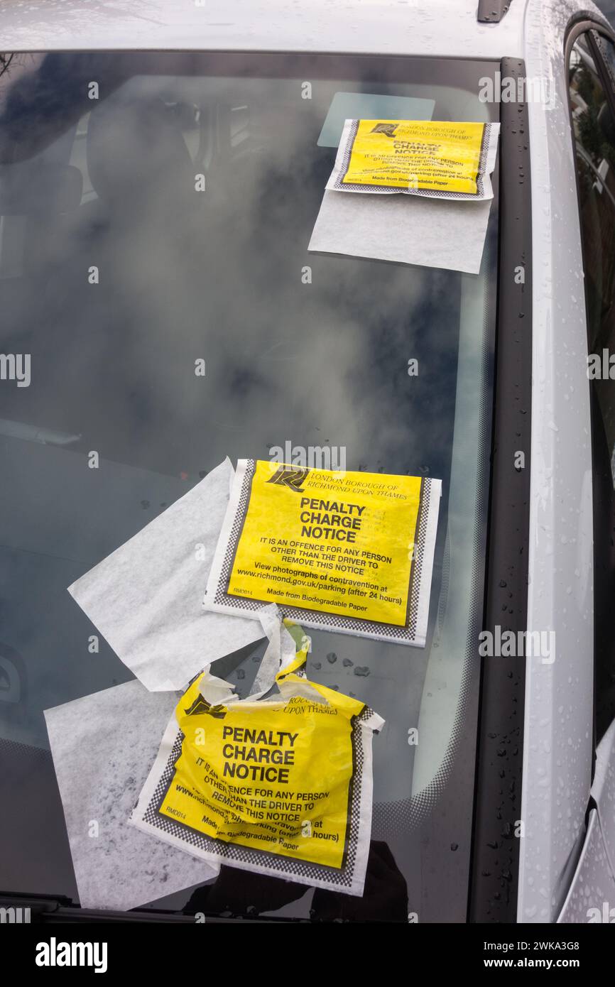 Pénalité de trois billets avis sur un pare-brise de voiture à Londres, Angleterre, RU Banque D'Images