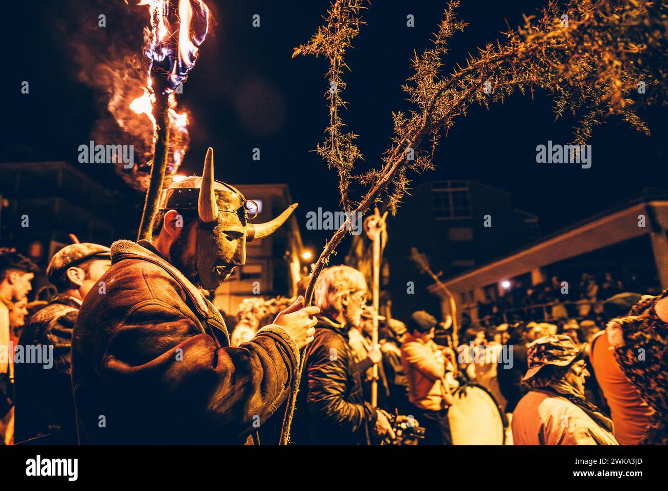 Les Felos (fêtards de carnaval de Maceda) portant des masques et des cornes en bois pendant le défilé de la Baixada da Marela. 'A Entrudo (Carnaval), dans le village de Maceda (Galice - nord de l'Espagne) les villageois se déguisent en Felos et pendant la journée ils défilent à travers les villages voisins, pendant la nuit ils font la 'Baixada da Marela', ils changent de vêtements, portent des cornes et des peaux d'animaux et défilent avec des charrettes dans les rues de Maceda, transportant des torches, du morne épineux et jetant de la farine sur les visiteurs!». (Photo Henrique Casinhas/SOPA images/SIPA USA) Banque D'Images