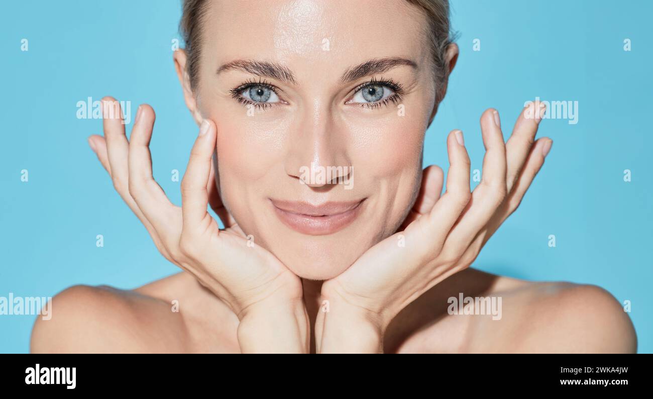 concept de visage de beauté. Portrait de beauté de jeune femme caucasienne avec une peau du visage hydratée saine et des lèvres repoussées naturelles Banque D'Images