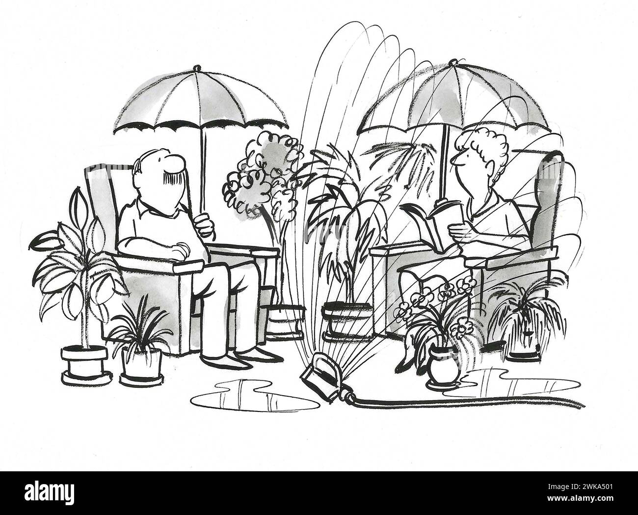 Le couple aime être à l'extérieur se détendre dans leur jardin, même en arrosant le jardin et ils sont mouillés. Banque D'Images