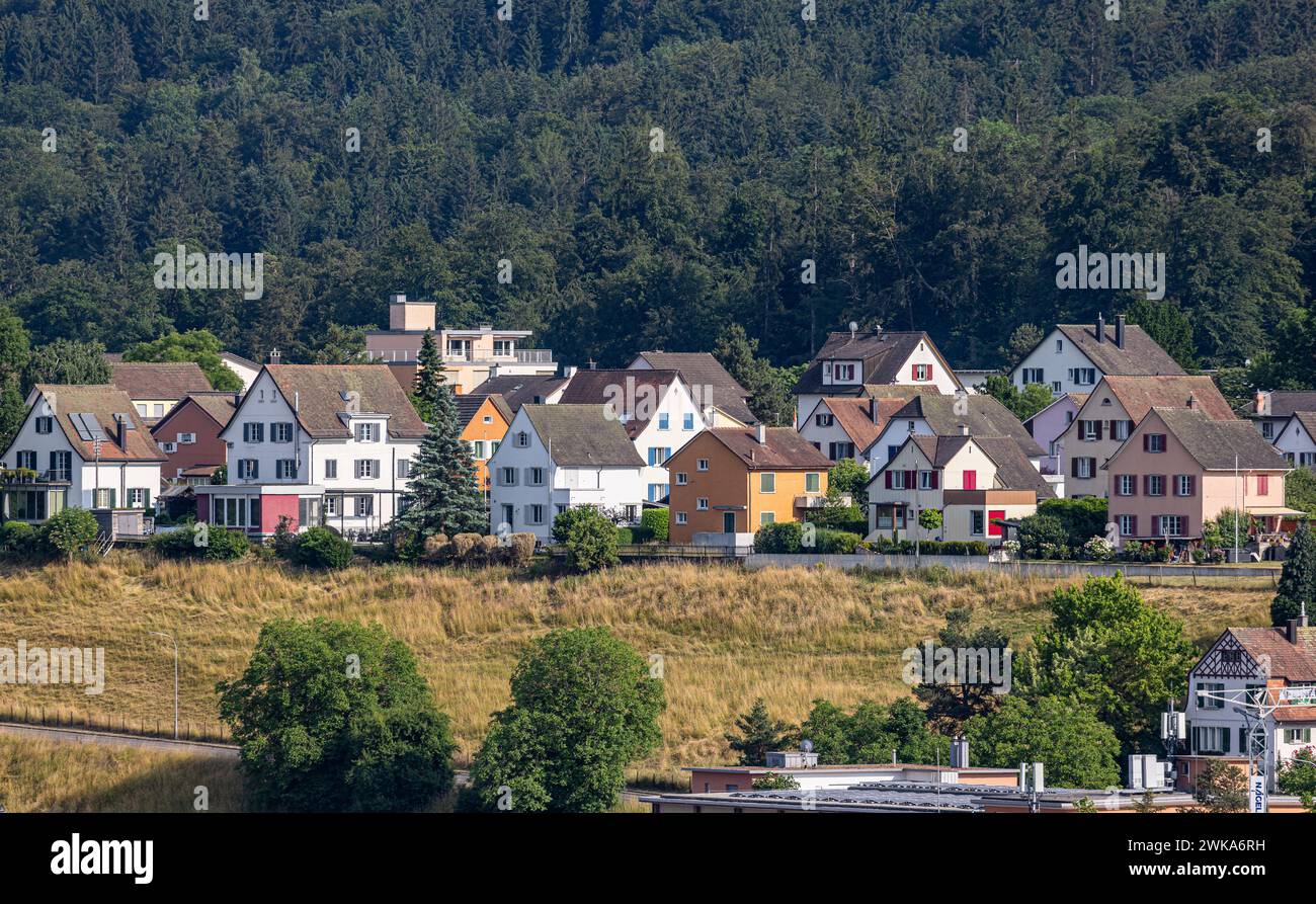 Blick von Schaffhausen aus auf einer Siedlung von Einfamilienhäuser in zürcherischen Flurlingen. (Schaffhausen, Schweiz, 16.06.2023) Banque D'Images