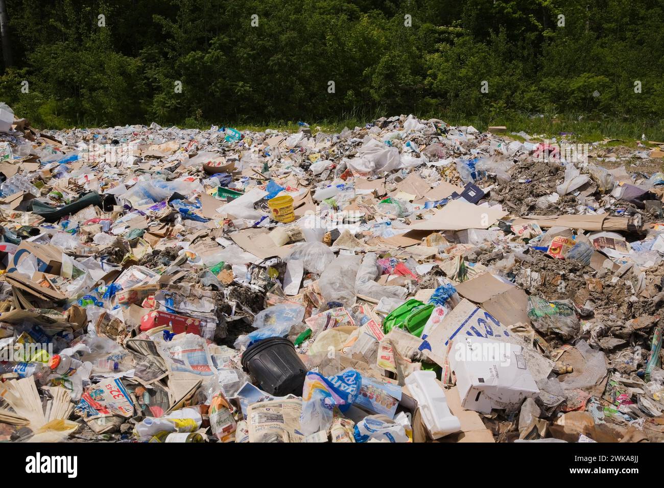 Pile de divers matériaux recyclables en plastique et en papier au centre de tri. Banque D'Images