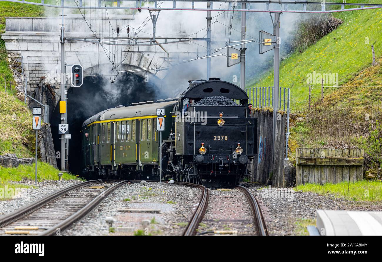 Die Dampflok SBB C 5/6 fährt auf der alten Hauensteinstrecke von Olten kommend in den Bahnhof Läufelingen ein. (Läufelfingen, Schweiz, 22.04.2023) Banque D'Images