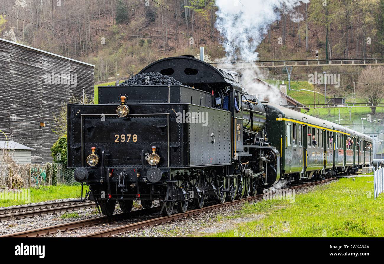 Die Dampflokomtive SBB c 5/6 fährt vom Bahnhof Läufelingen heraus. Zielbahnhof ist der Bahnhof Sissach. Die historische Zugskomposition befindet sich Banque D'Images