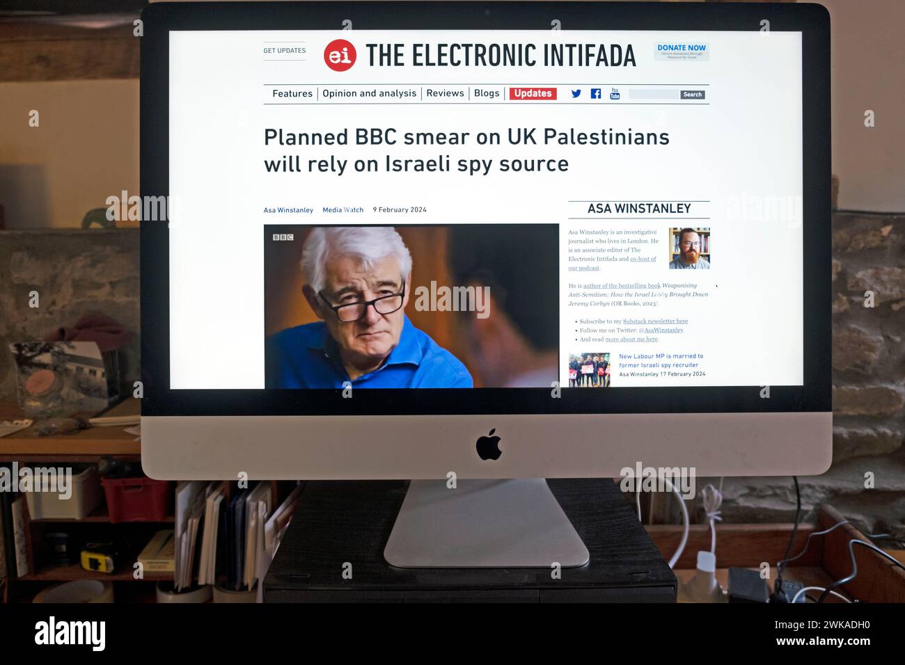 "Les diffamations prévues par la BBC sur les Palestiniens britanniques s'appuieront sur une source d'espionnage israélienne" le site Electronic Intifada Computer Screen Panorama article 2024 UK Banque D'Images