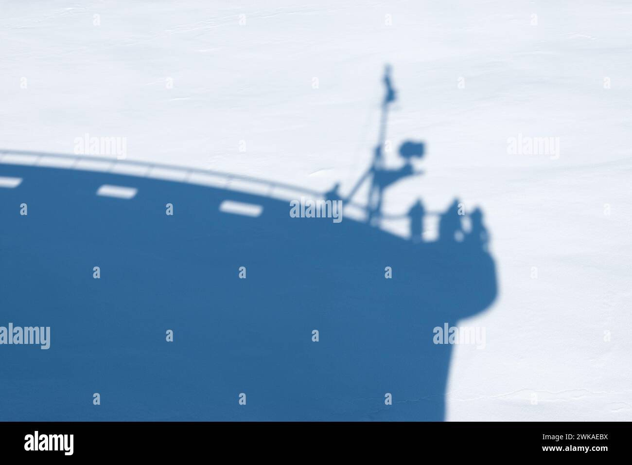L'ombre de l'arc du bateau de croisière sur la glace de mer enneigée. Banque D'Images