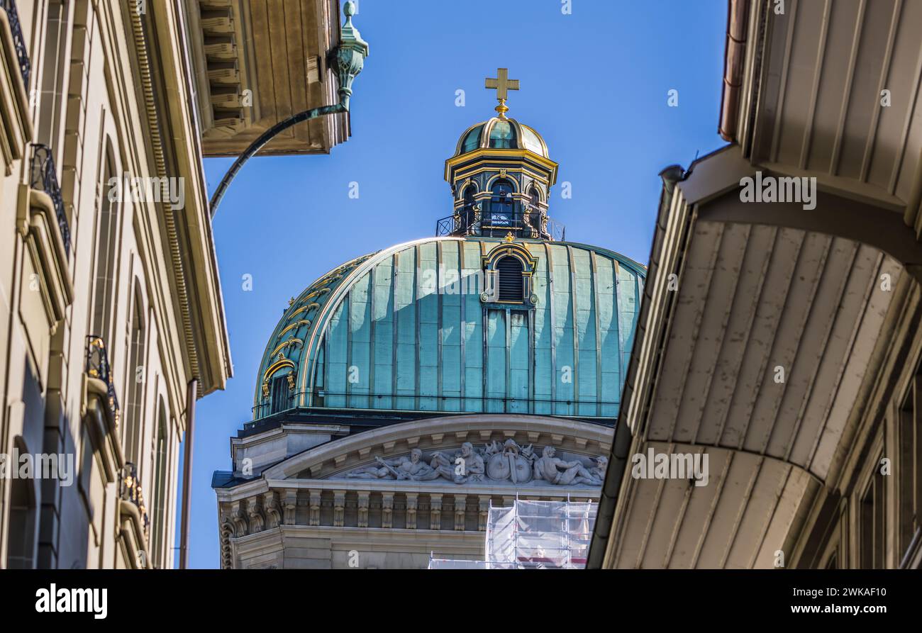 Blick vom Käfiggässchen auf die mit Gold geschmückte Kuppel des Bundeshauses. (Berne, Schweiz, 03.08.2023) Banque D'Images