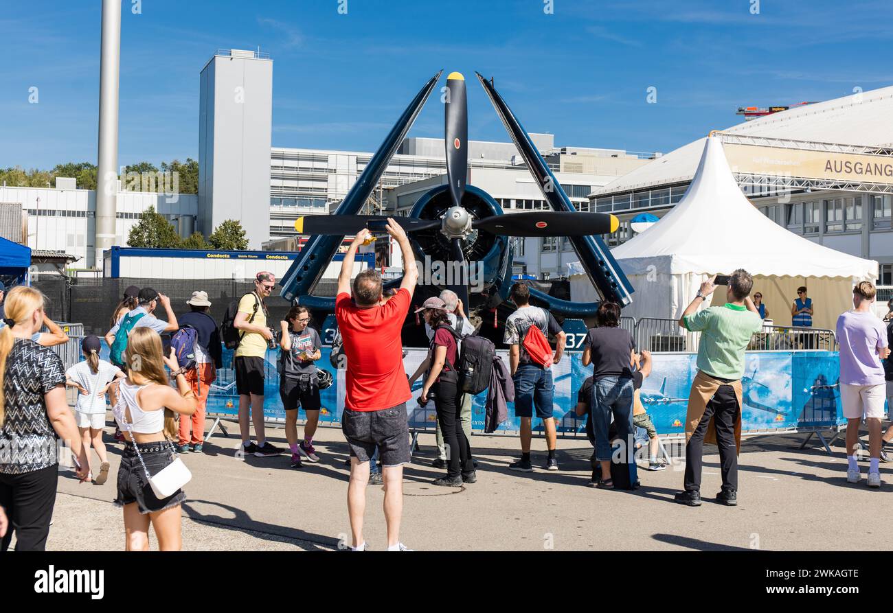 Von der F4U-4 'Corsair' beim Standplatz Tango wurden zahlreiche Erinnerungsfotos gemacht. Tausende Menschen besuchten das dreitägige Flughafenfest zum Banque D'Images