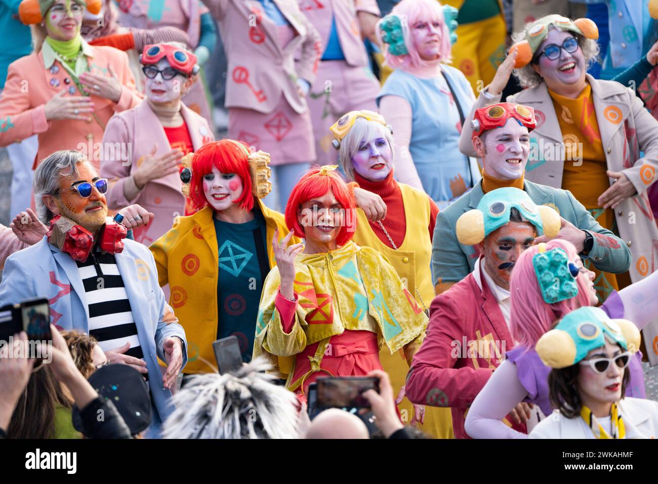 Viareggio, Italie, 18 février 2024 - défilé des chars allégoriques et de leurs groupes sur le front de mer de Viareggio pendant le Carnaval de Viareggio 2024. Crédits : Luigi de Pompeis/Alamy Live News photos Banque D'Images