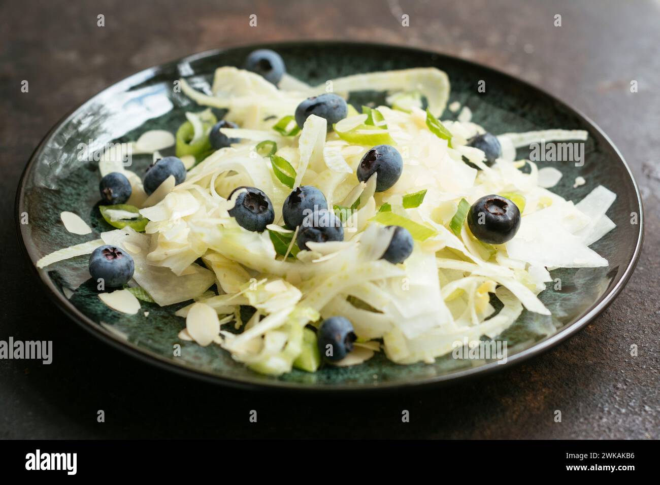Chou-rave, Salade de fenouil aux bleuets Banque D'Images