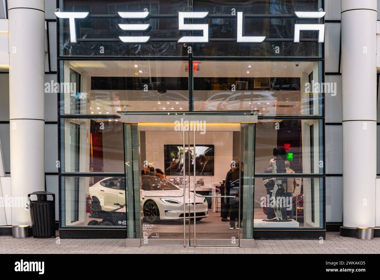 Boston, ma, États-Unis- 15 janvier 2024 : entrée à la salle d'exposition automobile électrique Tesla avec des clients regardant des véhicules. Mise au point sélective intentionnelle. Banque D'Images