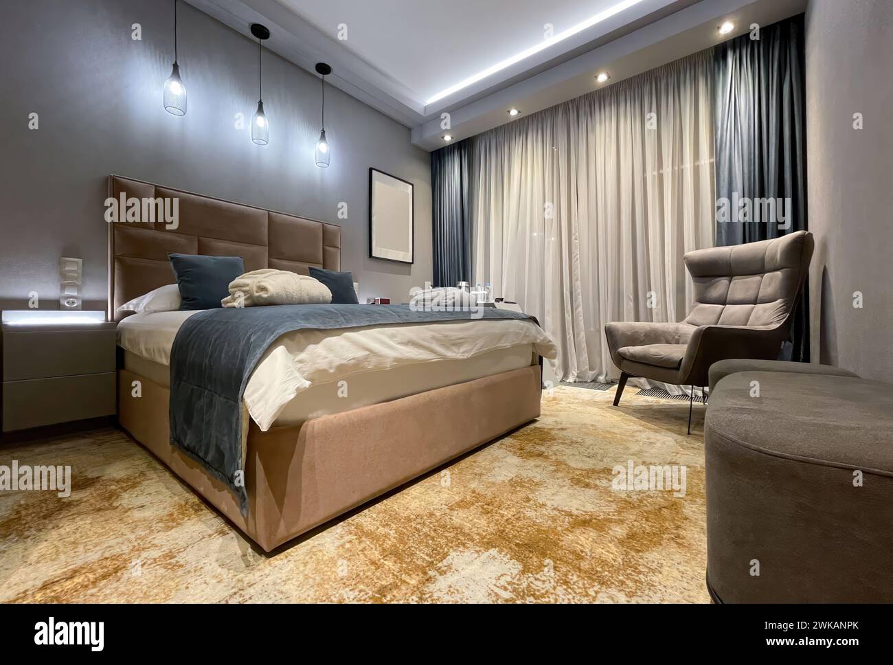 Intérieur de luxe moderne dans une chambre d'hôtel avec un lit haut Banque D'Images