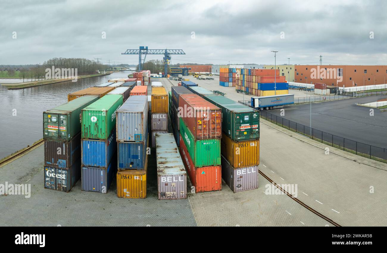 ALMELO, PAYS-BAS - 17 FÉVRIER 2024 : petit terminal à conteneurs à côté du canal de Twente aux pays-Bas Banque D'Images