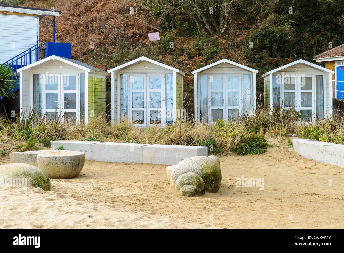 Cabanes de plage sur Sandbanks Beach, Sandbanks, Dorset, Angleterre Banque D'Images