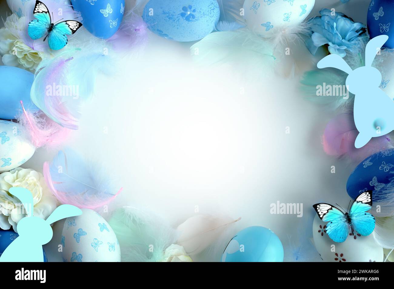 Concept de décorations de Pâques. Photo vue de dessus d'œufs de pâques colorés, de fleurs et de plumes bleues sur fond bleu pastel isolé. Banque D'Images