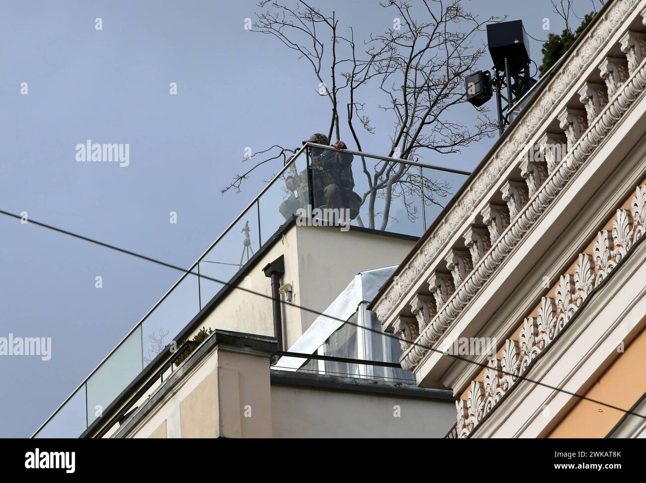 Die Polizei sichert vom Dach des Hotel Bayerischer Hof den Bereich um das Hotel während der Münchner Sicherheitskonferenz. Die Polizei sichert vom Dach des Hotel Bayerischer Hof den Bereich um das Hotel während der Münchner Sicherheitskonferenz. München Bayern Deutschland *** la police sécurise la zone autour de l'hôtel depuis le toit de l'hôtel Bayerischer Hof pendant la conférence de Munich sur la sécurité la police sécurise la zone autour de l'hôtel depuis le toit de l'hôtel Bayerischer Hof pendant la conférence de Munich sur la sécurité Munich Bavière Allemagne Banque D'Images