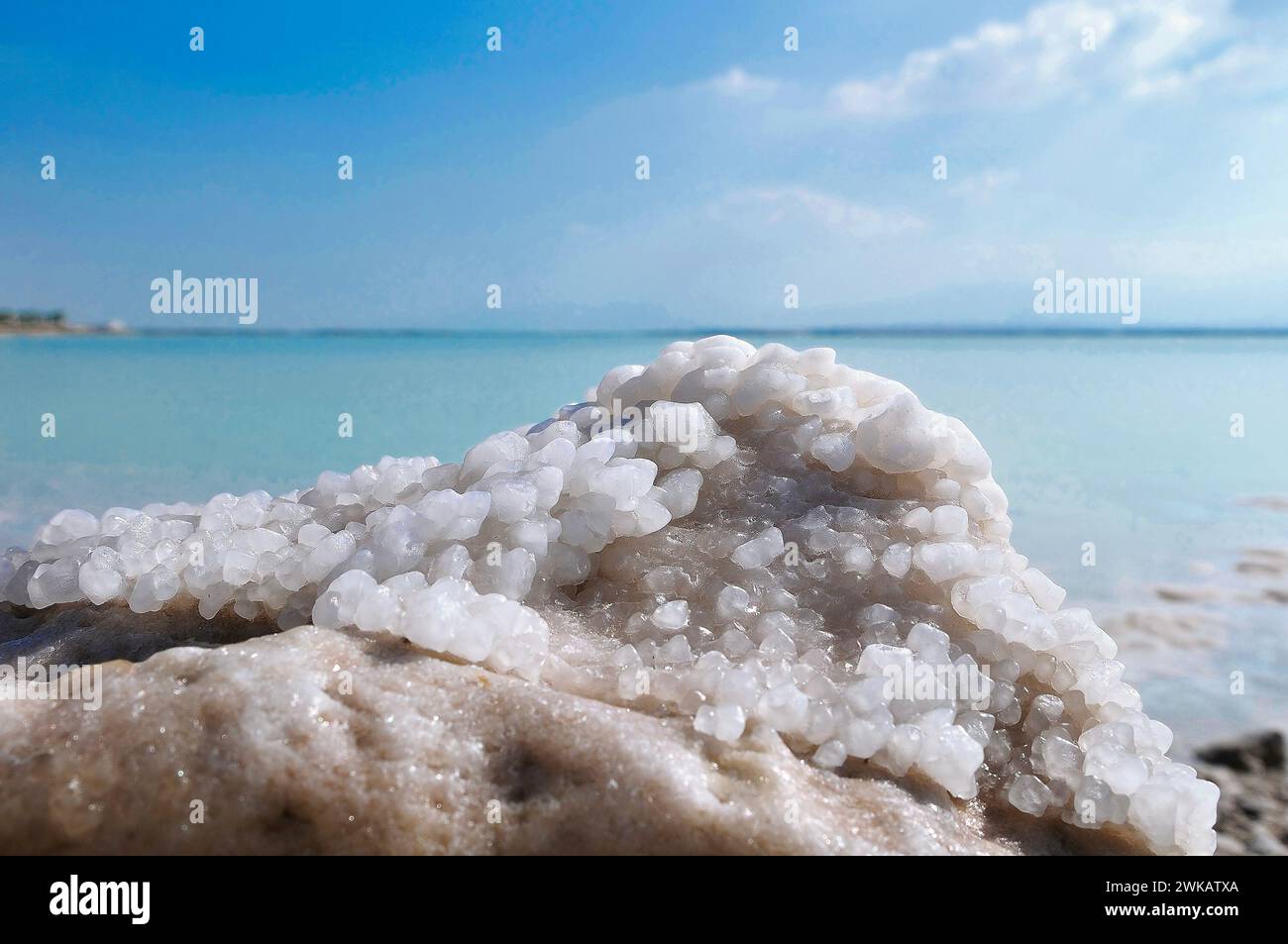 Grosses pierres sur la plage couvertes de sel de mer morte Banque D'Images