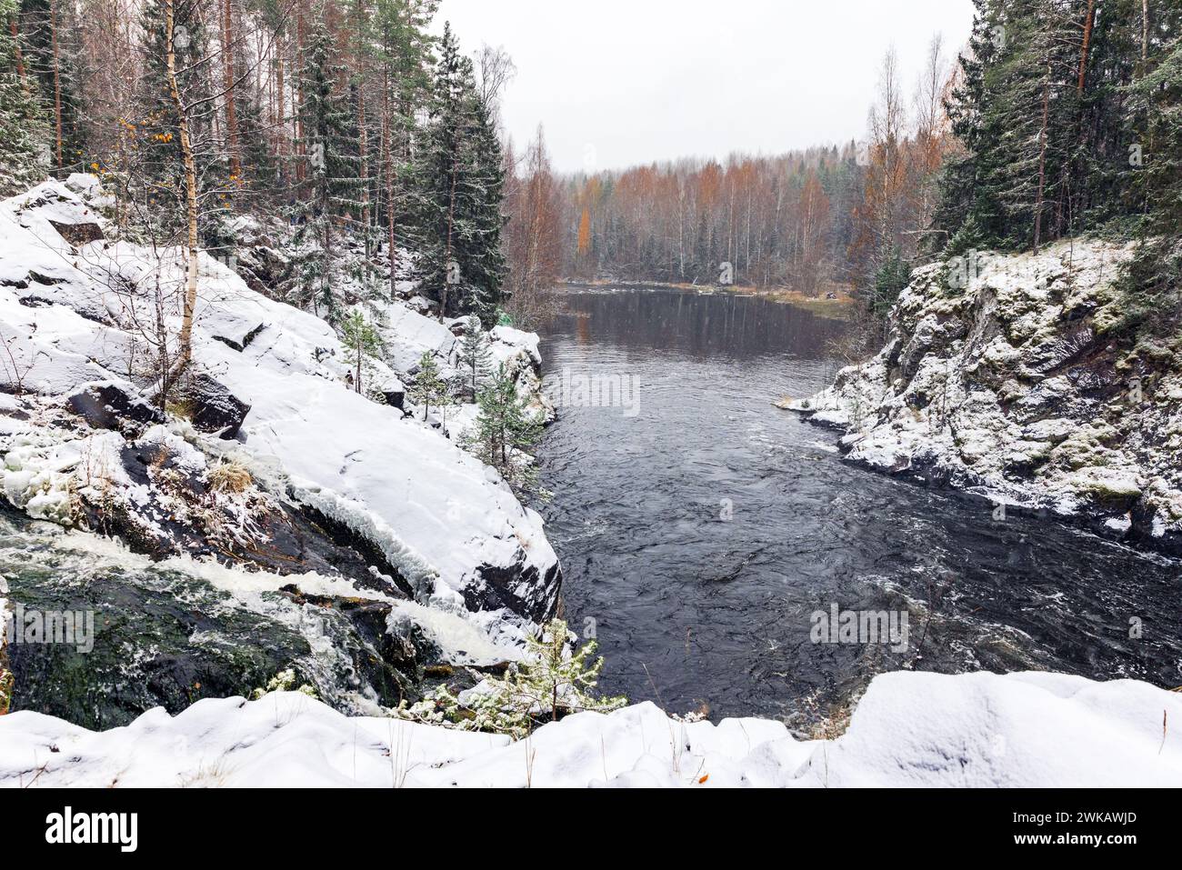 Paysage carélien pris un jour d'hiver froid et enneigé. Rivière Suna, réserve naturelle de Kivach, district de Kondopoga, République de Carélie, Russie Banque D'Images
