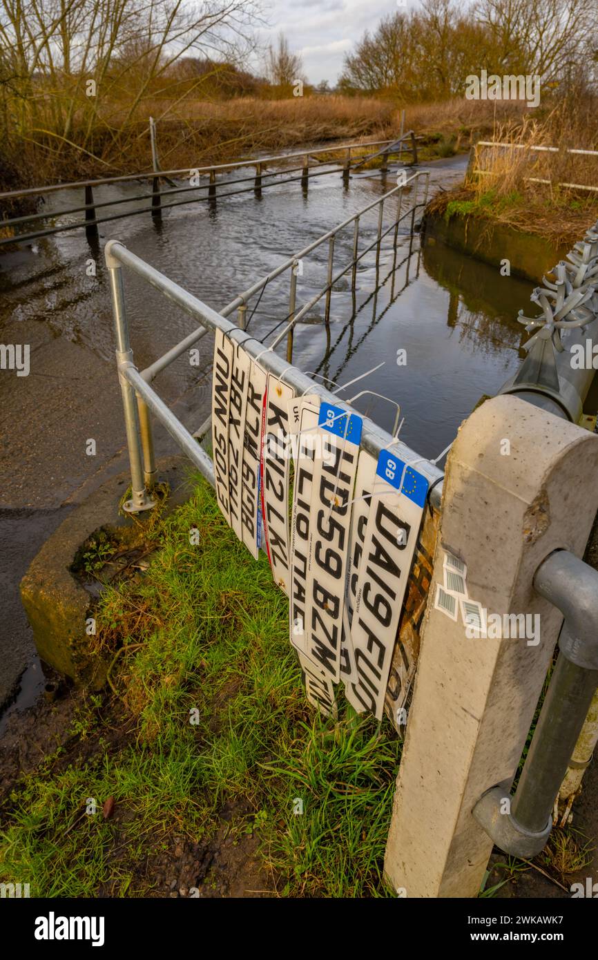 Le gué inondé sur Buttsbury Road entre Billericay et Ingatestone à travers la rivière Wid au printemps 2024 avec des plaques d'immatriculation brisées Banque D'Images