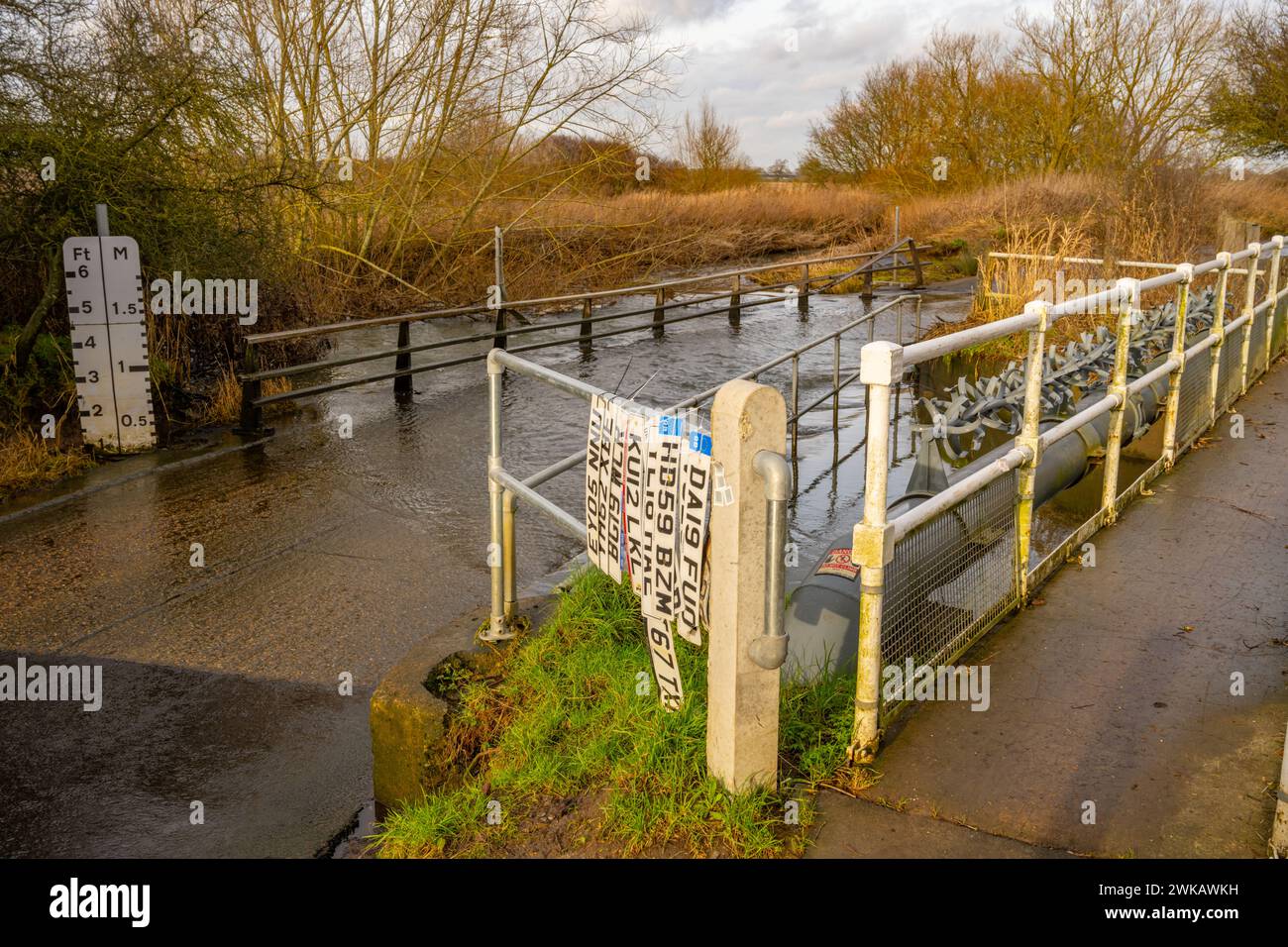 Le gué inondé sur Buttsbury Road entre Billericay et Ingatestone à travers la rivière Wid au printemps 2024 avec des plaques d'immatriculation brisées Banque D'Images