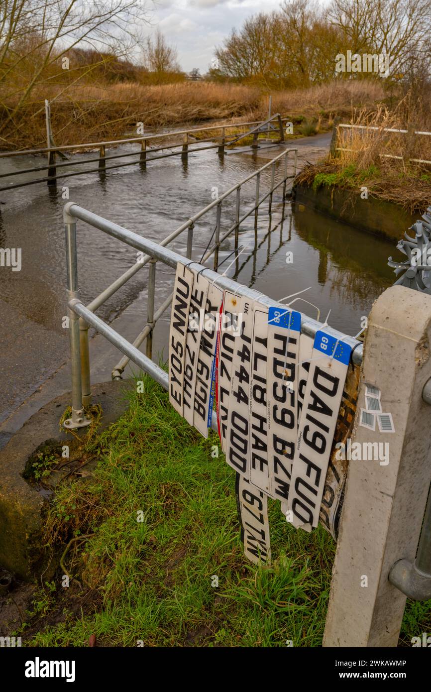 Le gué inondé sur Buttsbury Road entre Billericay et Ingatestone à travers la rivière Wid au printemps 2024 avec des plaques d'immatriculation brisées Banque D'Images