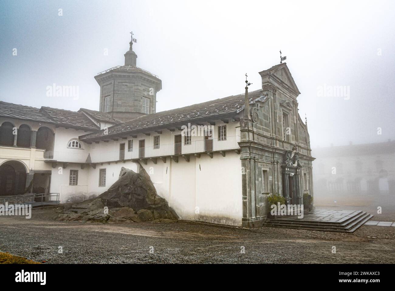 Le Sanctuaire d'Oropa (italien : santuario di Oropa) est un sanctuaire marial dédié à la Vierge Noire (madonna nera) dans la municipalité de Biella Banque D'Images