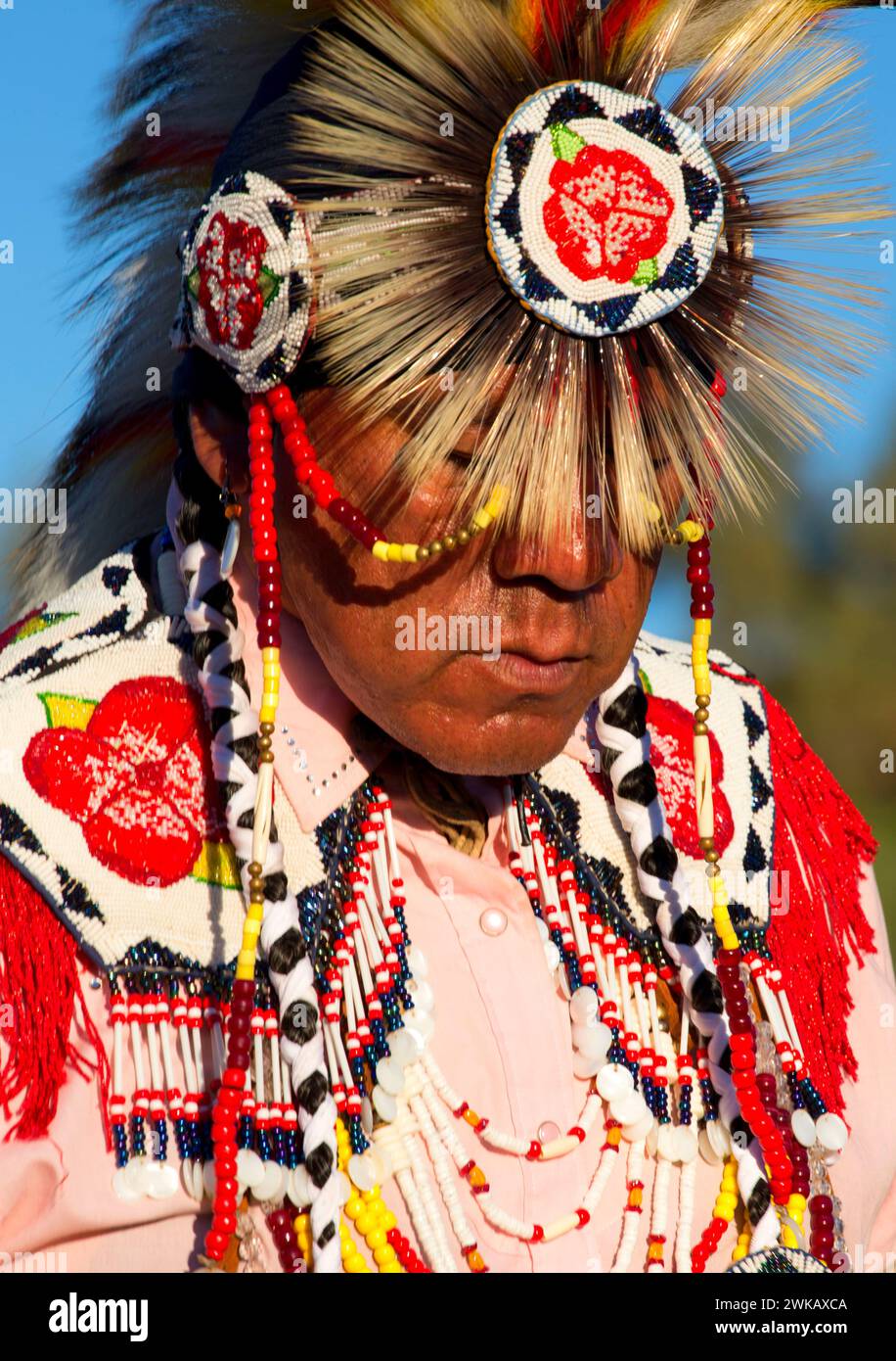 L'homme à regalia, Pi-Ume-Sha traité, la réserve indienne de Warm Springs, Oregon Banque D'Images