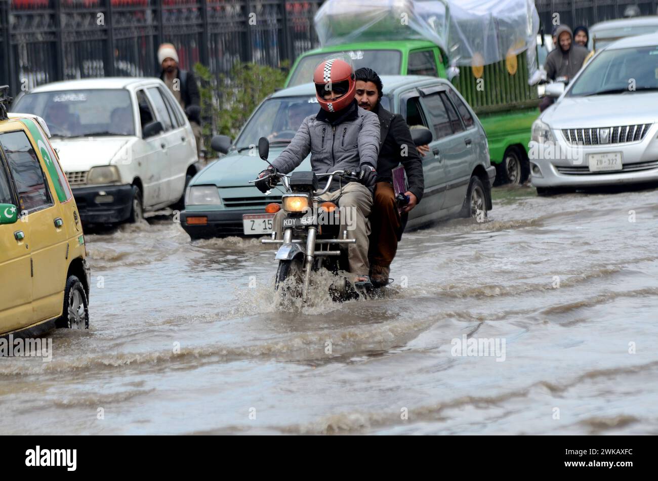 Peshawar, Peshawar, Pakistan. 19 février 2024. Des tempêtes de pluie ont frappé la ville pakistanaise de PeshawarPESHAWAR, PAKISTAN, 17 FÉVRIER : des gens tentent de déplacer une route inondée après que des tempêtes de pluie ont frappé la ville pakistanaise de Peshawar le 17 février. (Crédit image : © Hussain Ali/ZUMA Press Wire) USAGE ÉDITORIAL SEULEMENT! Non destiné à UN USAGE commercial ! Crédit : ZUMA Press, Inc/Alamy Live News Banque D'Images